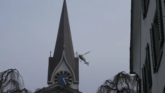 Kirche, Helikopter (Foto: Beatrice Spörri) Kirche, Helikopter (Foto: Beatrice Spörri)