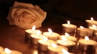 Rose im Kerzenschein (Foto: David Jufer)