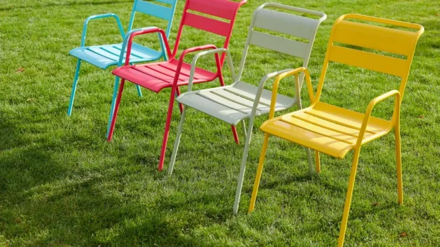 Sitzen, Reden, Zusammensein (Foto: istock) &mdash; Vier farbige St&uuml;hle sind auf der Wiese bereit, dass jemand hineinsitzt.