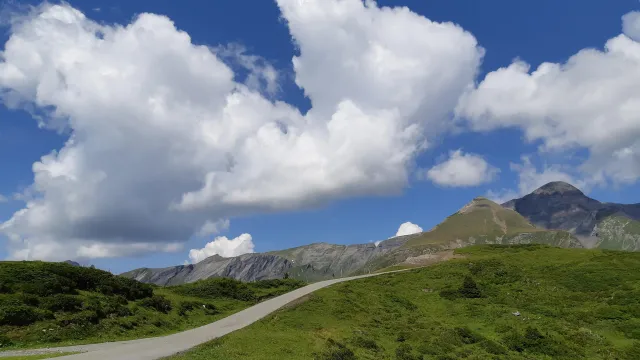 Zuversichtlich in die Zukunft &mdash; Leicht ansteigender Weg auf einen Berg mit kleinen Wolken am Himmel (Foto: Christina Reuter)