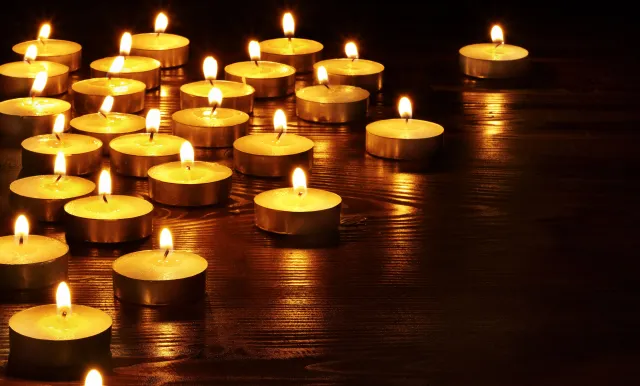 Kerzenmeer: Viele Kerzen in der Dunkelheit (Foto: Flickr zhrefch)
