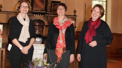 In der Kirche: Die frisch eingesetzten Pfarrerinnen mit Vizedekanin Christine Wyttenbach (Foto: Brigitte Oehler)