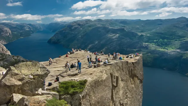 Preikestolen_Norge (Foto: Stefan Krause, German https://upload.wikimedia.org/wikipedia/commons/b/bd/Preikestolen_Norge.jpg) Preikestolen_Norge (Foto: Stefan Krause, German https://upload.wikimedia.org/wikipedia/commons/b/bd/Preikestolen_Norge.jpg)
