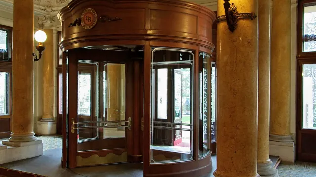 Drehtür_Kaiserbad_Karlovy_Vary (Foto: Johann H. Addicks - addicks@gmx.net, CC BY-SA 3.0 <http://creativecommons.org/licenses/by-sa/3.0/>, ) Drehtür_Kaiserbad_Karlovy_Vary — https://commons.wikimedia.org/wiki/File:Dreht%C3%BCr_Kaiserbad_Karlovy_Vary.jpg (Foto: Johann H. Addicks - addicks@gmx.net, CC BY-SA 3.0 <http://creativecommons.org/licenses/by-sa/3.0/>, )