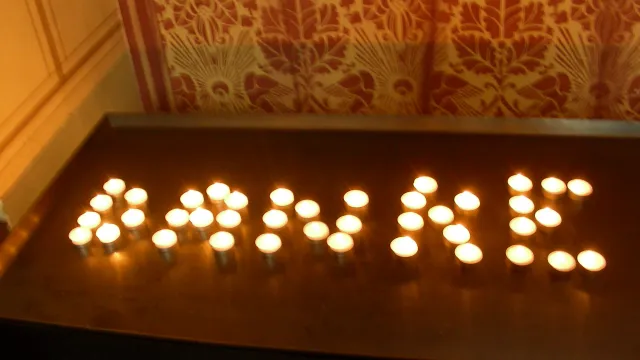 Opferkerzen_in_einer_Kirche_Danke (Foto: Markoz, Copyrighted free use, via Wikimedia Commons) Opferkerzen_in_einer_Kirche_Danke (Foto: Markoz, Copyrighted free use, via Wikimedia Commons)