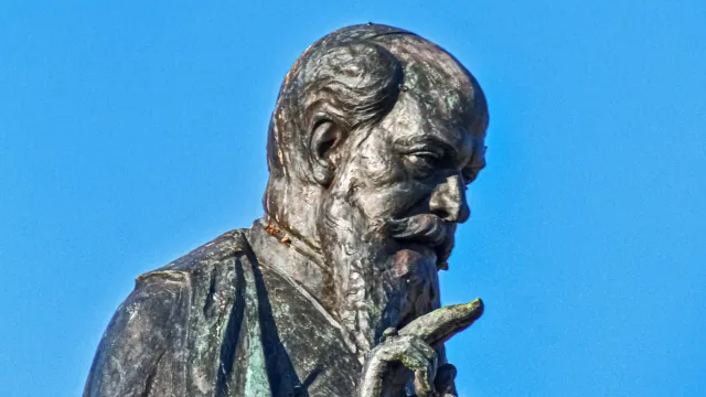 Estátua_do_Bispo_António_Barroso_-_Barcelos_-_Portugal_(52454892498) (Foto: Vitor Oliveira from Torres Vedras, PORTUGAL, CC BY-SA 2.0 <https://creativecommons.org/licenses/by-s) Estátua_do_Bispo_António_Barroso_-_Barcelos_-_Portugal_(52454892498) (Foto: Vitor Oliveira from Torres Vedras, PORTUGAL, CC BY-SA 2.0 <https://creativecommons.org/licenses/by-s)