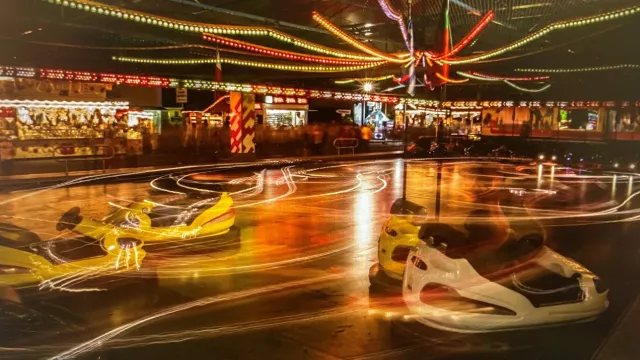 Bahn frei. wikimedia Autoscooter (Foto: fiction of reality https://upload.wikimedia.org/wikipedia/commons/d/d8/Autoscooter2.jpg?uselang=de) Bahn frei. wikimedia Autoscooter (Foto: fiction of reality https://upload.wikimedia.org/wikipedia/commons/d/d8/Autoscooter2.jpg?uselang=de)