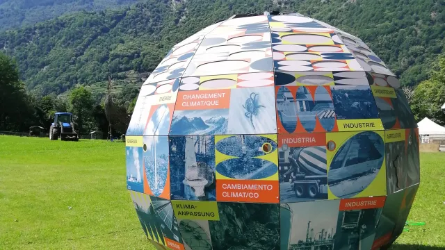 Klimaball Roveredo 2024 (Foto: https://klimaball.ch/wp-content/uploads/2024/07/2024-06-27-15.40.23-scaled.jpg) Klimaball Roveredo 2024 (Foto: https://klimaball.ch/wp-content/uploads/2024/07/2024-06-27-15.40.23-scaled.jpg)