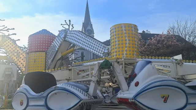 Kirche und Chilbi (Foto: Karin Barz Dieterle) Kirche und Chilbi (Foto: Karin Barz Dieterle)