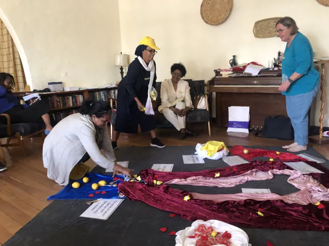 Zyklusshow Äthiopien (Foto: C. u. W. Hässig) Zyklusshow Äthiopien: Frauen Bildung zum Thema Zyklus in Äthiopien (Foto: C. u. W. Hässig)