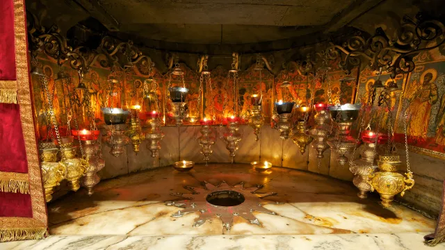 Bethlehem_-_Stern_von_Bethlehem_in_der_Geburtsgrotte (Foto: Stefan Becker) Bethlehem_-_Stern_von_Bethlehem_in_der_Geburtsgrotte — Von Dirk D. - Eigenes Werk, CC BY-SA 3.0, https://commons.wikimedia.org/w/index.php?curid=23281064 (Foto: Stefan Becker)