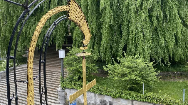 Impression Freitreppe Kirche Uster (Foto: Pascale Rondez) Impression Freitreppe Kirche Uster — Blick vom Kreuz, ehem. Gasthof (Foto: Pascale Rondez)