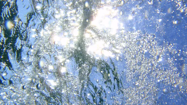Wasser_und_Licht_1 (Foto: Dnalor 01 / https://thumb.wikimedia.org/wikipedia/commons/thumb/5/58/Wasser_und_Licht_1.JPG/1920px-W) Wasser_und_Licht_1 (Foto: Dnalor 01 / https://thumb.wikimedia.org/wikipedia/commons/thumb/5/58/Wasser_und_Licht_1.JPG/1920px-W)