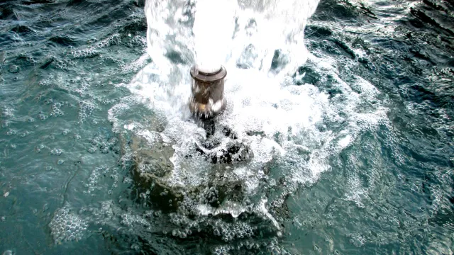 Brunnen (Foto: Maya Nussbaum) Brunnen — Wasser, Quelle (Foto: Maya Nussbaum)